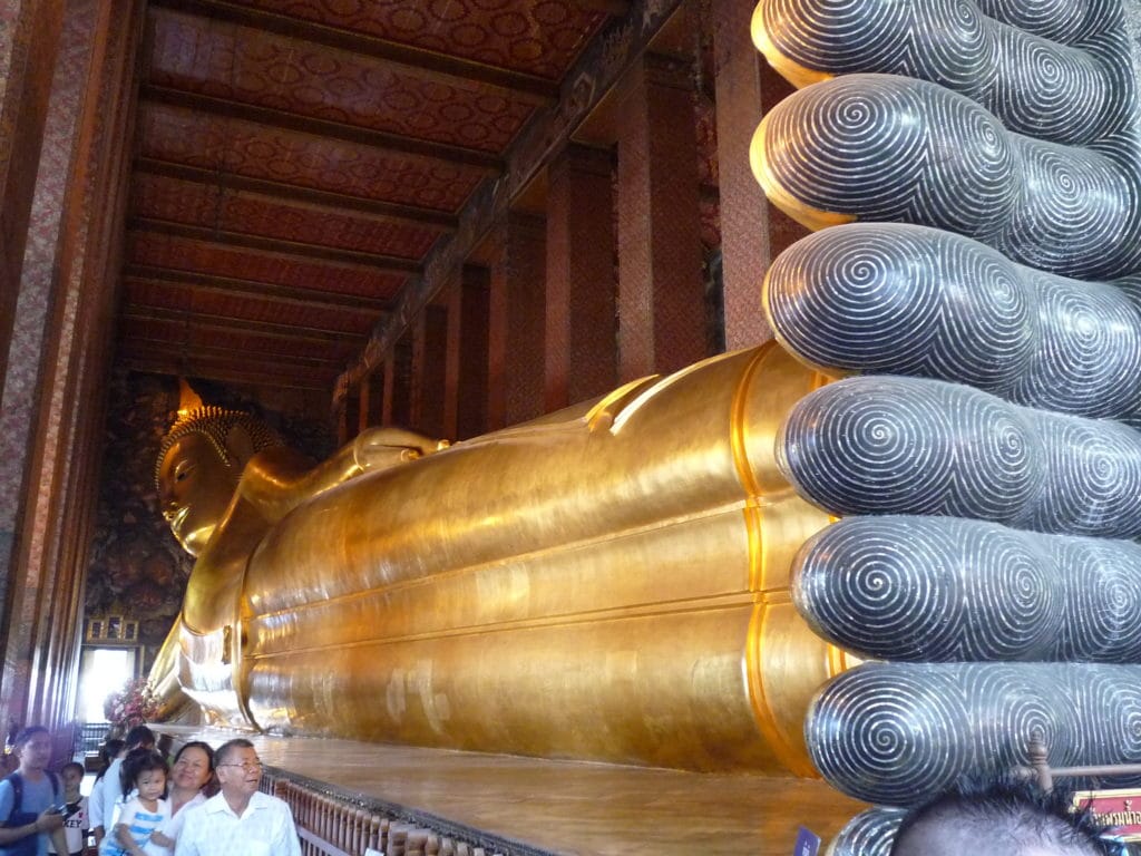 gigantesque statut représentant bouddha au temple wat pho