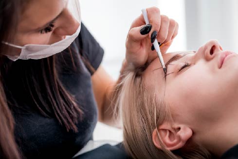 Maquillage permanent des sourcils en salon de beauté