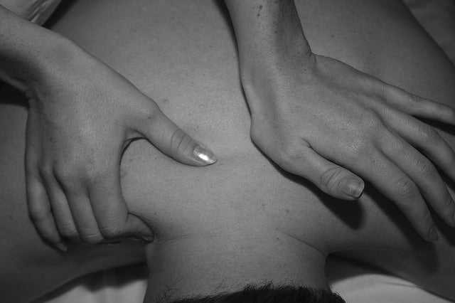 une personne en reconversion aux métiers du massage