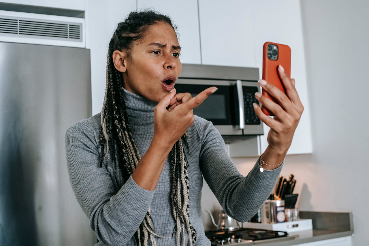 Comment répondre à un avis négatif Google réseaux sociaux