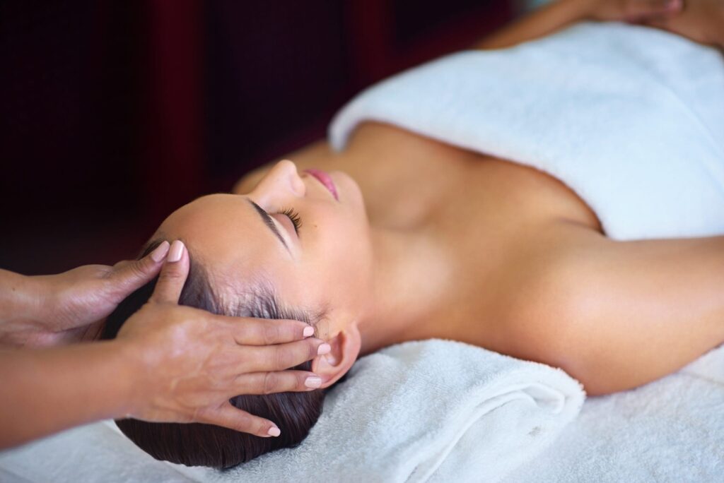 Massage dans un salon de coiffure 