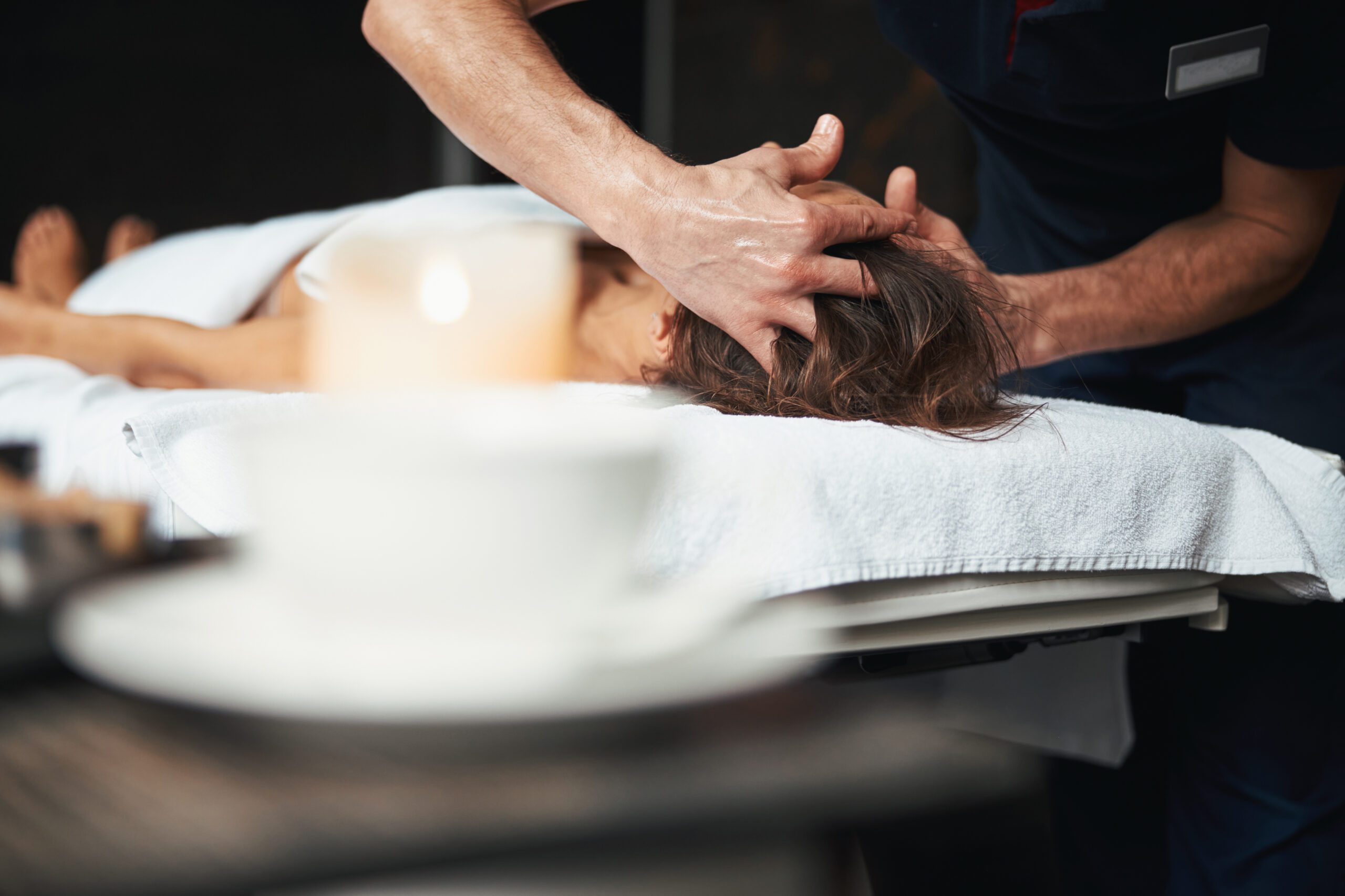 Femme recevant un massage relaxant sur une table de massage.