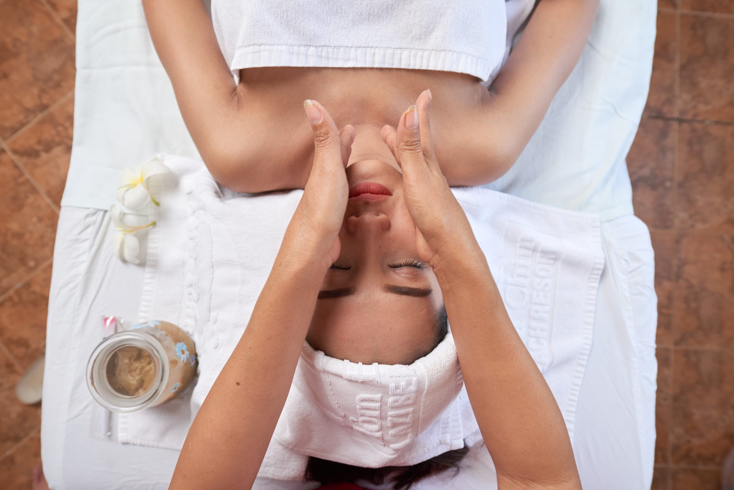 Femme en consultation avec une masseuse esthéticienne